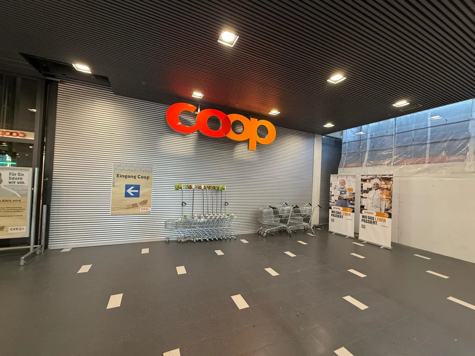 Geschlossenes Rolltor STP-RT-90 am Coop-Eingang im Coopark Affoltern am Albis