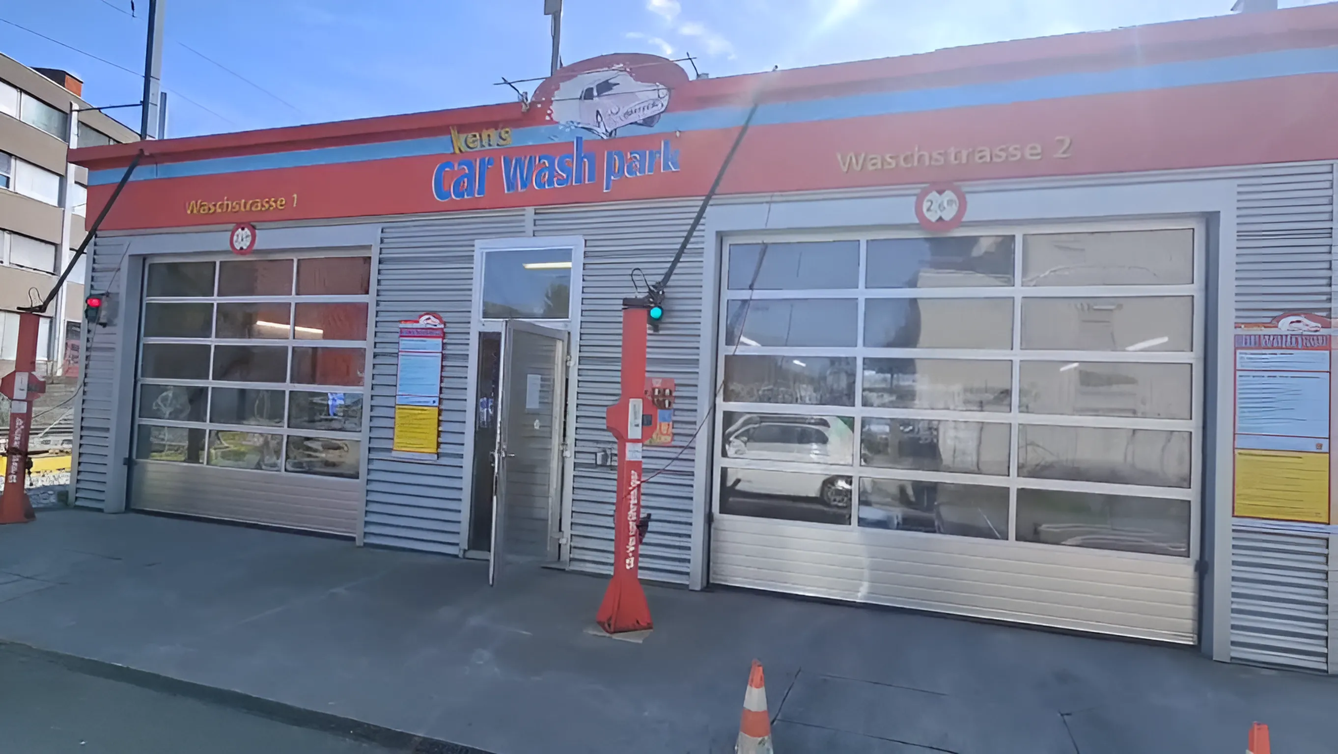 Zwei STP-ST-Wash-Tore an den Waschstrassen von Ken’s Carwash in Adliswil