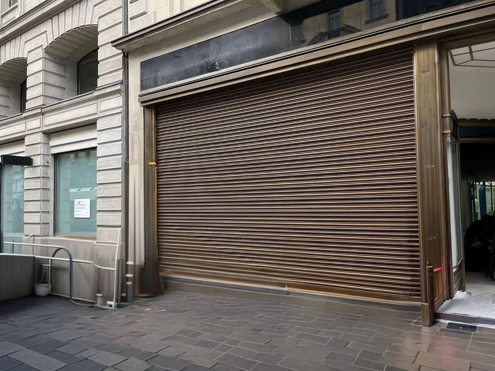 Geschlossenes Spezialrolltor in Bronzeton, eingefügt in die historische Fassade eines Gebäudes an der Zürcher Bahnhofstrasse