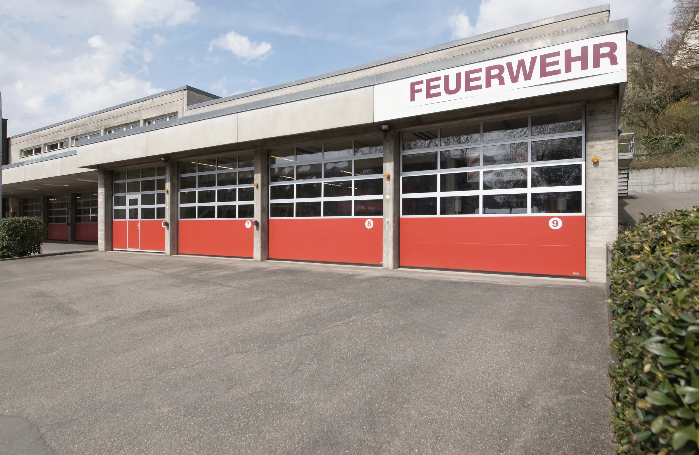 Drei rote Sektionaltore mit grossen Verglasungsfeldern am Feuerwehrlokal Thayngen