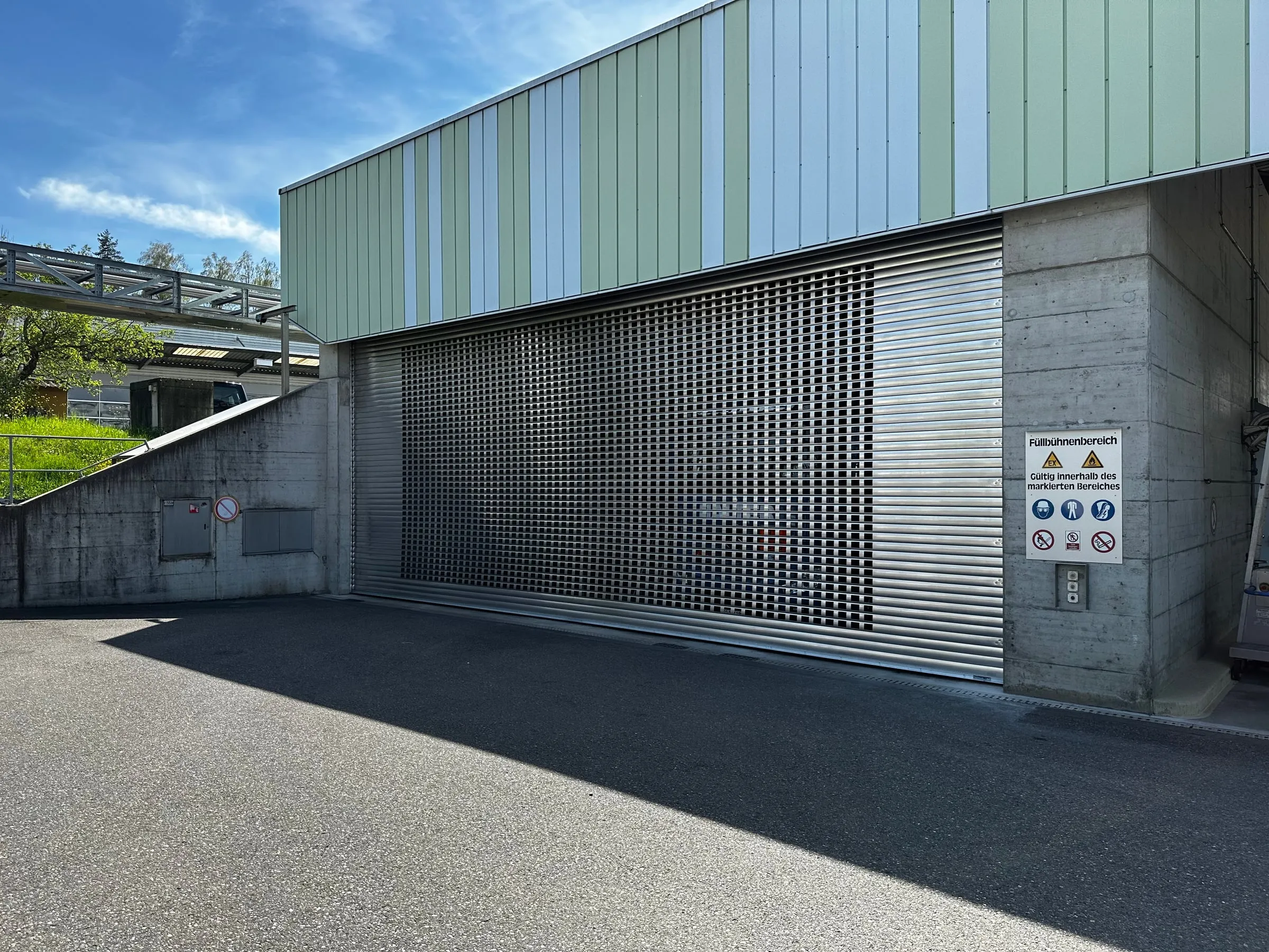 Grossformatiges Rolltor an der Fassade der Halter AG in Schwarzenbach