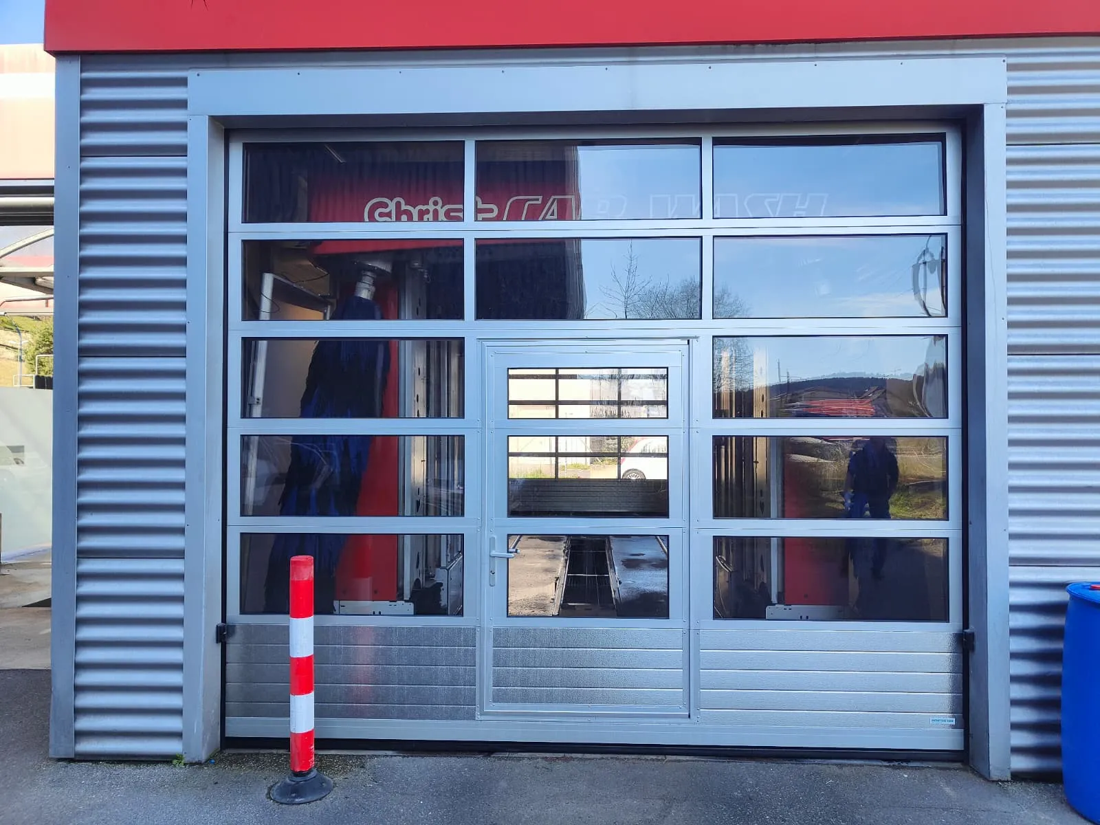 STP-ST-Wash-Tor mit grossflächiger Verglasung und integrierter Schlupftür in Adliswil