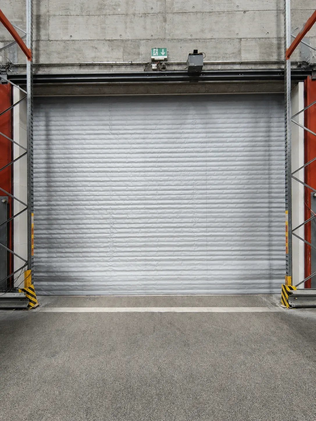 Frontalansicht eines geschlossenen Brandschutzvorhangs EI 90 in einer 6 100 × 4 500 mm grossen Lageröffnung