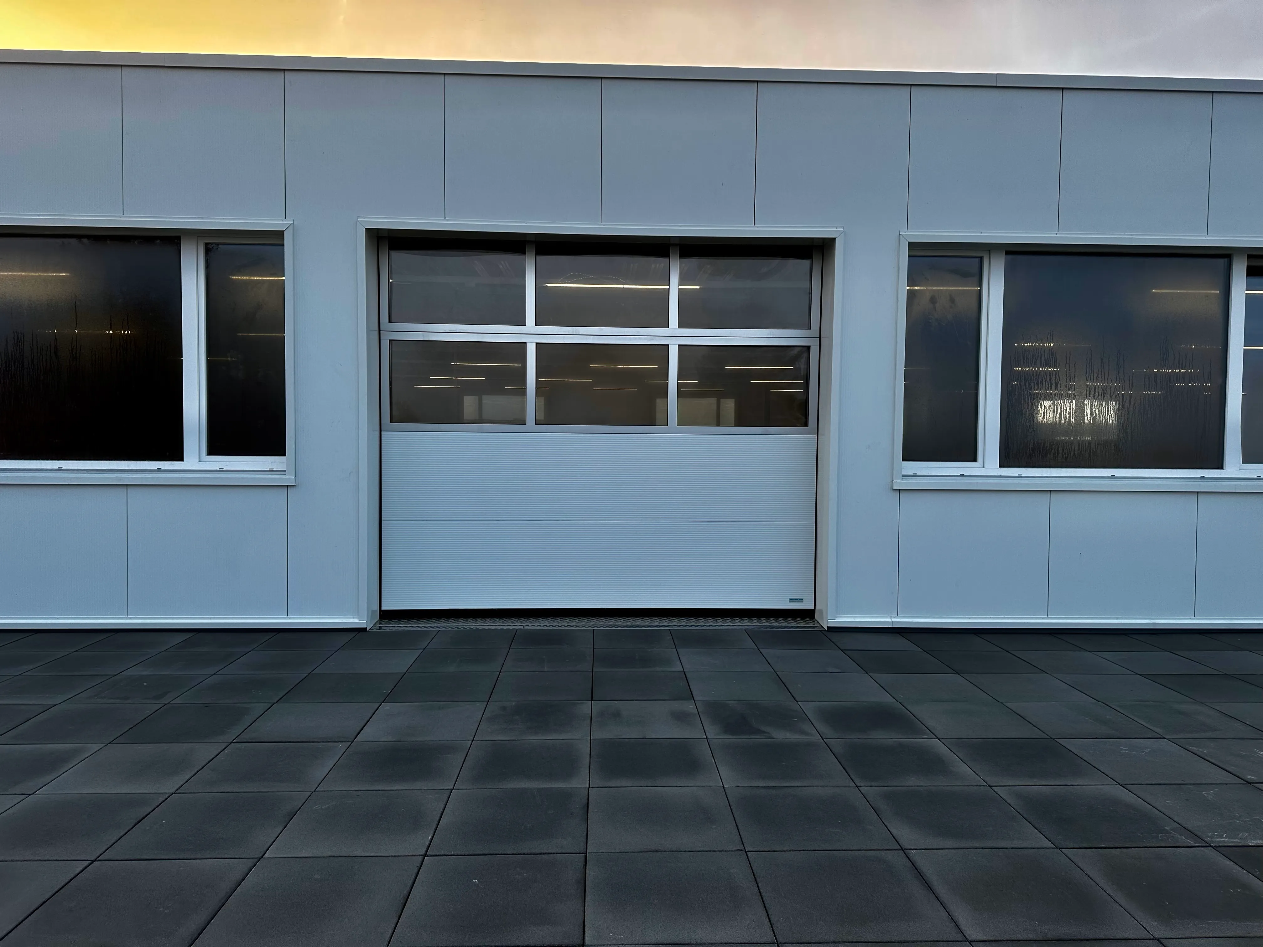 Geschlossenes Sektionaltor an einer Fassade bei Steiner-Beck AG in Wetzikon