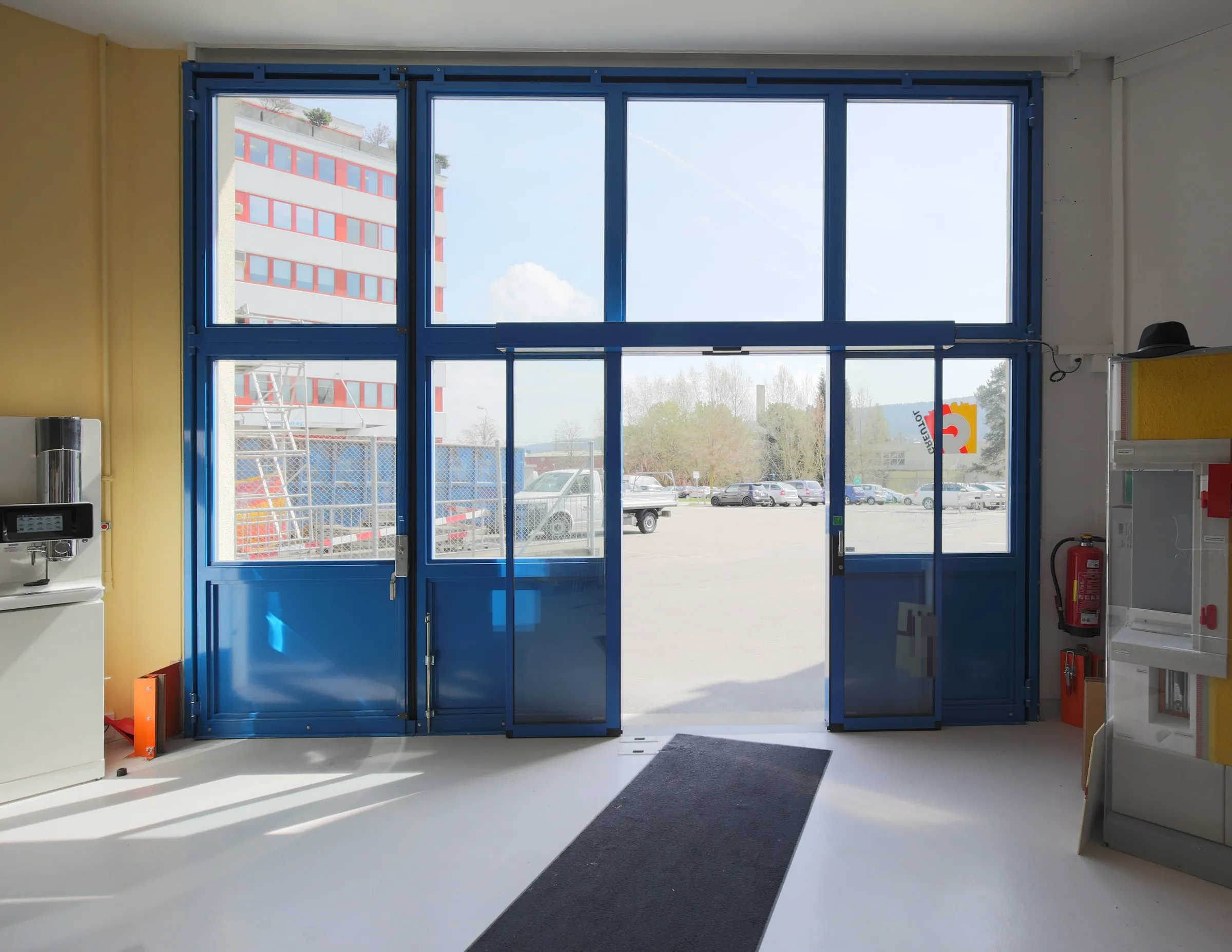Innenansicht der geöffneten Toranlage mit Ladeneingangsfront, Greutol Otelfingen