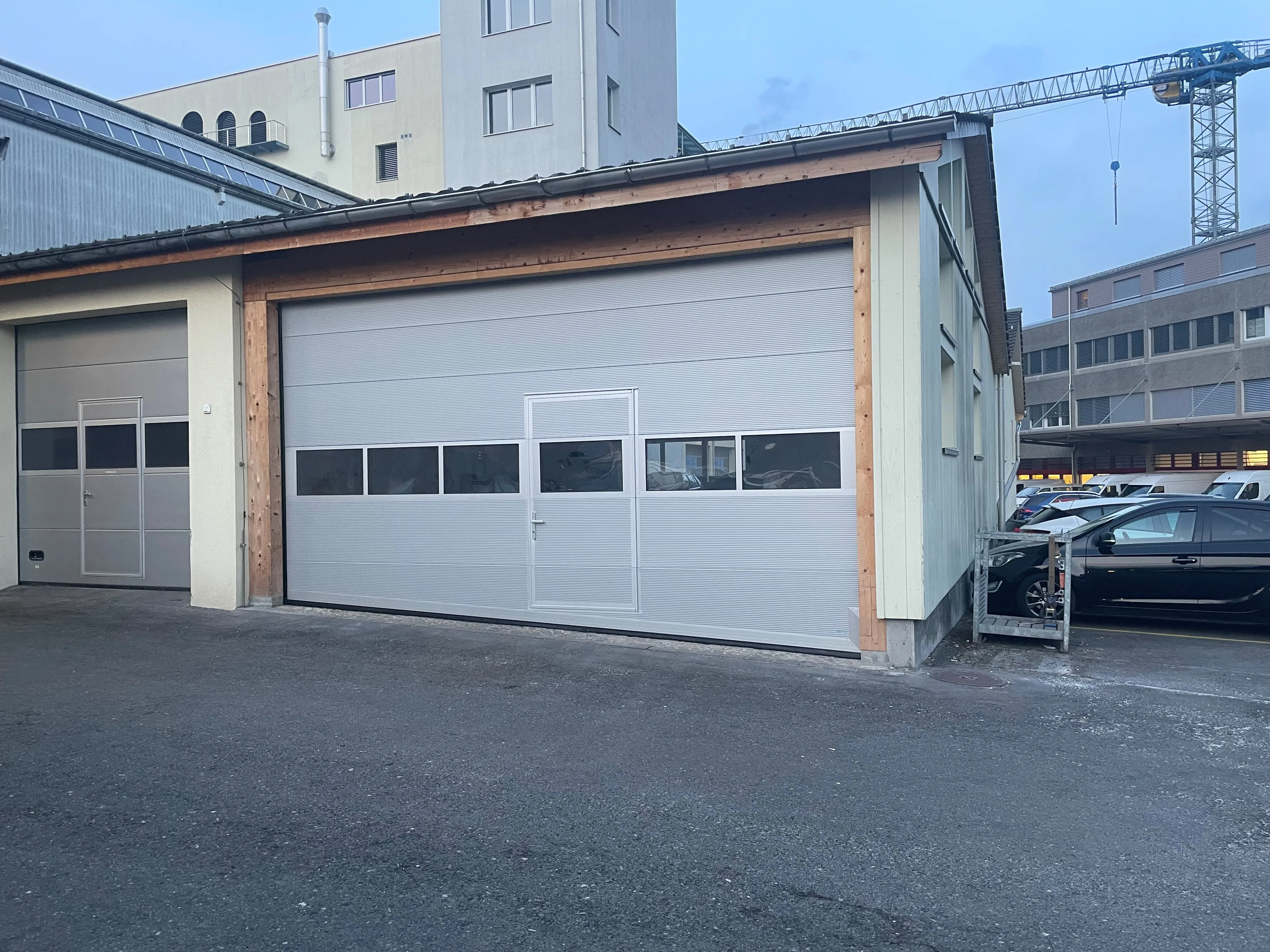 Breites Sonder-Sektionaltor an einer stark geneigten Zufahrt bei Steiner-Beck AG in Wetzikon