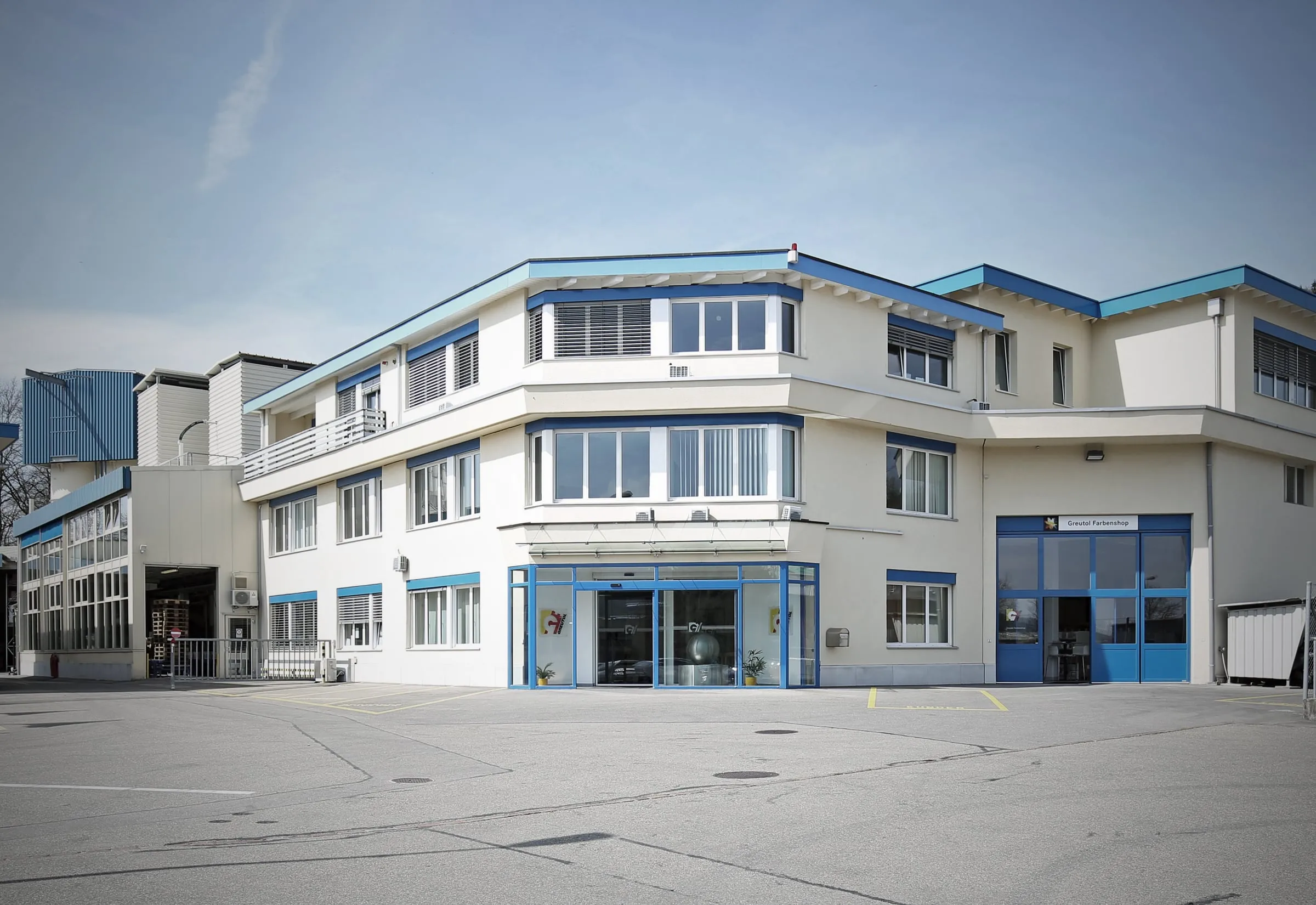Betriebsgebäude der Greutol in Otelfingen mit Hof