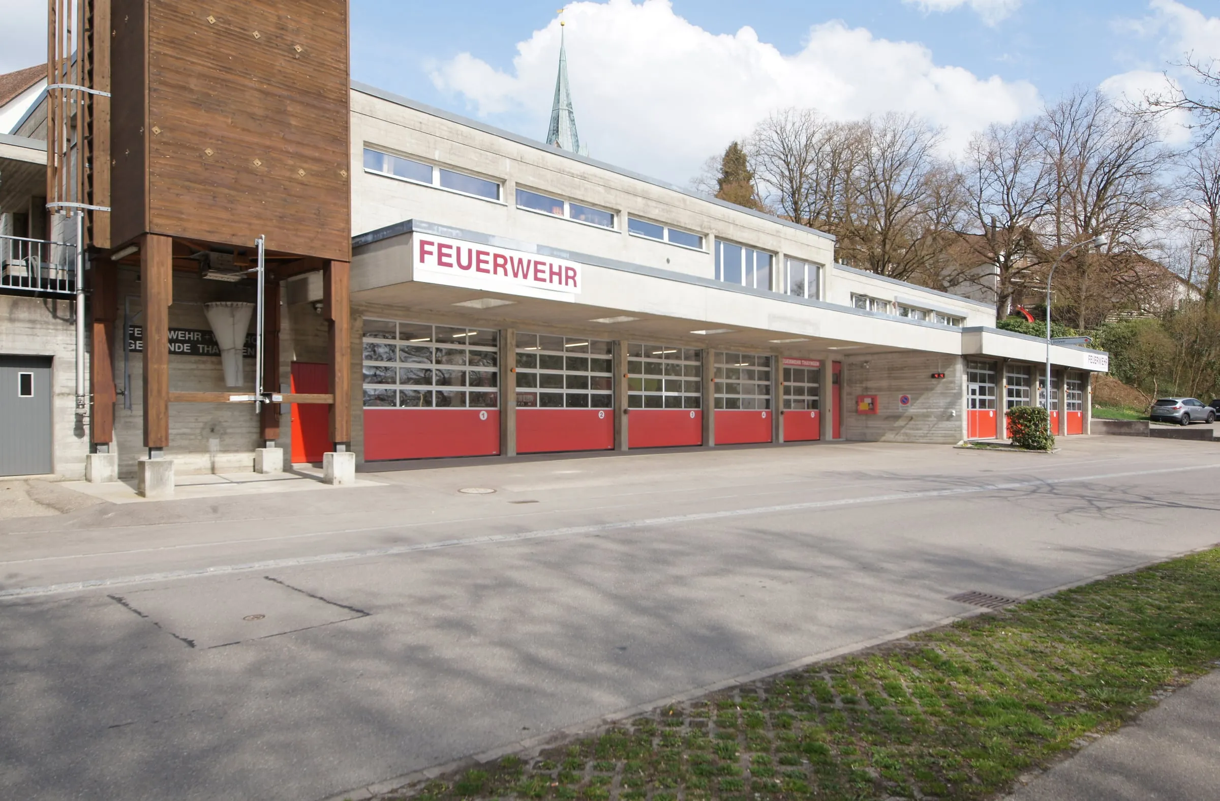 Feuerwehrlokal Thayngen von der Seite mit Torfront