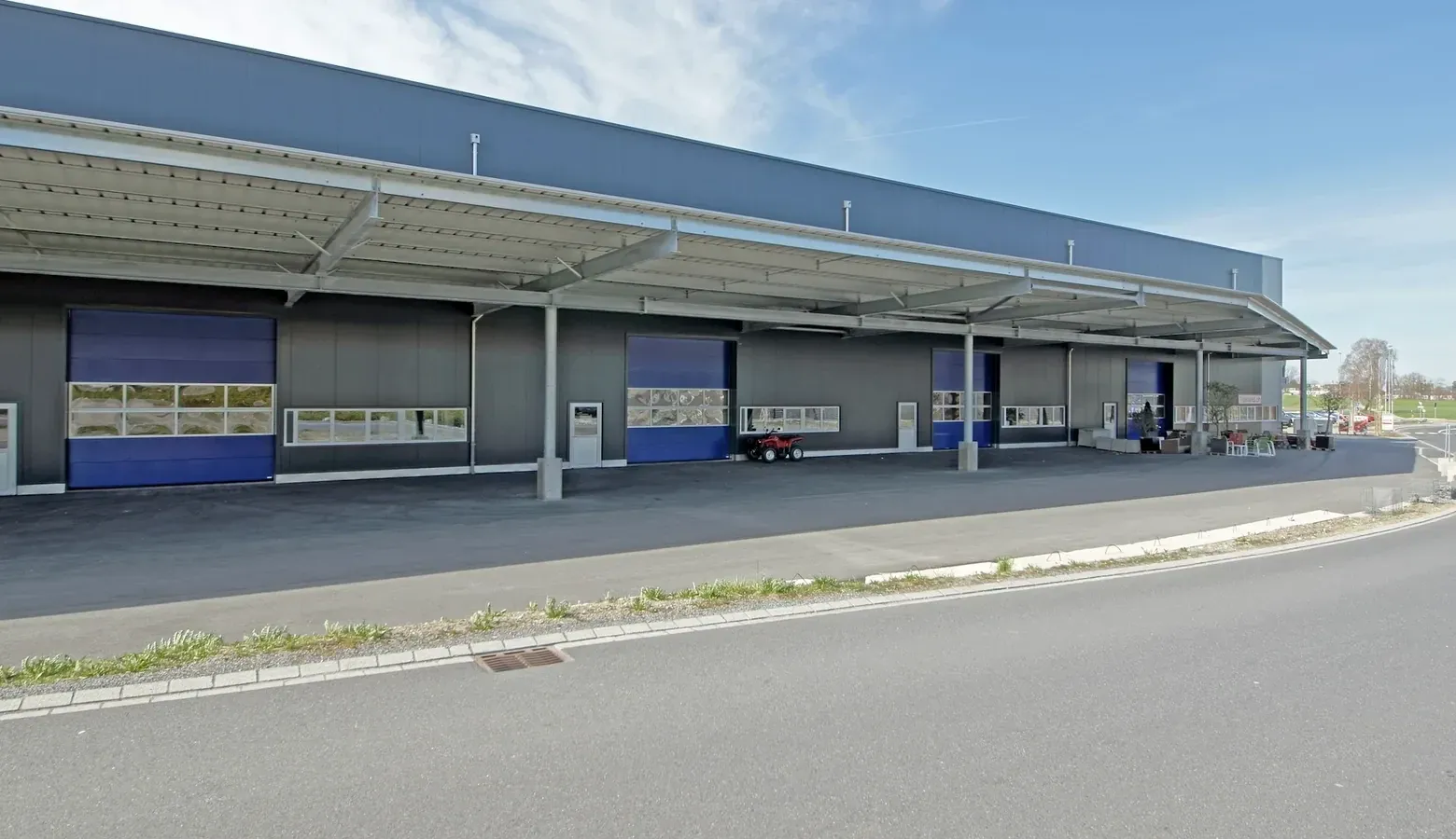 Fassaden- und Torflucht der Gewerbehallen Gläntern in Reichenburg