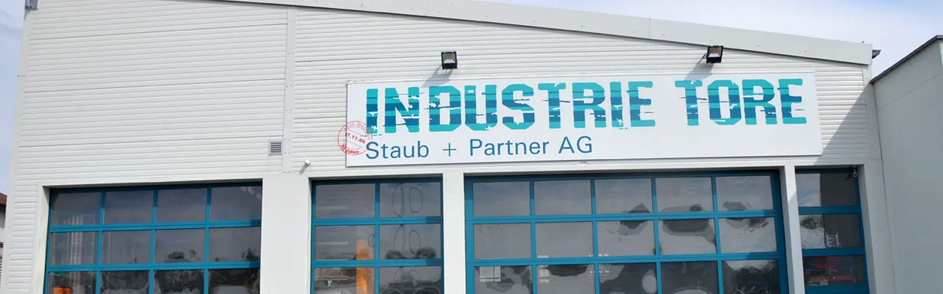 Firmengebäude der INDUSTRIE-TORE Staub + Partner AG an der Schwändistrasse 3 in Wetzikon