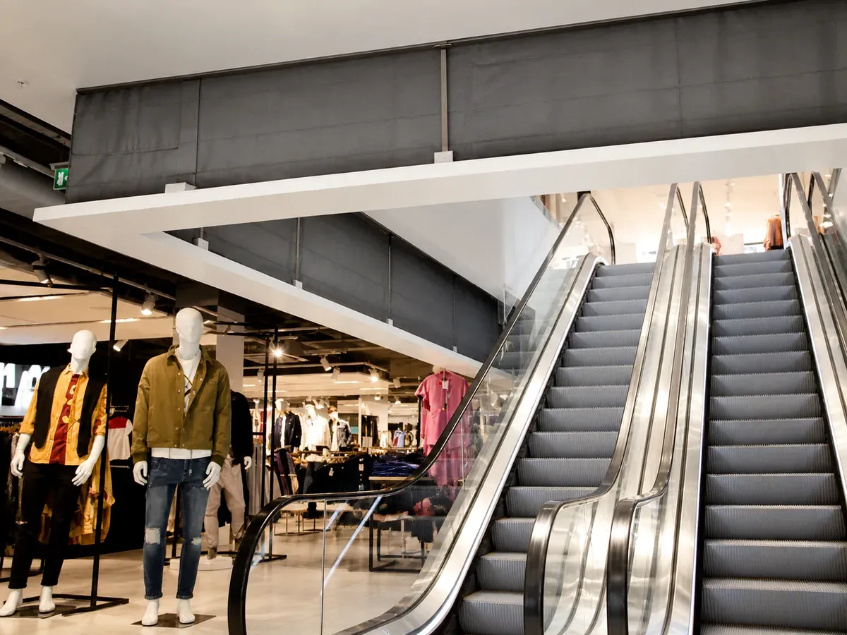 Mehrseitiger Brandschutzvorhang an einer Rolltreppe