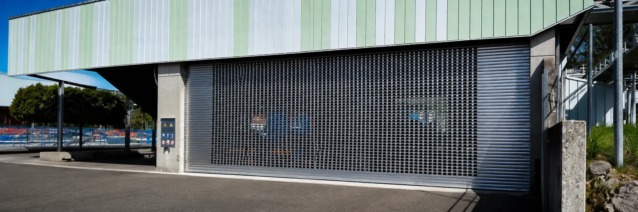 Industrie-Rolltor an einem Gewerbegebäude von Staub + Partner AG