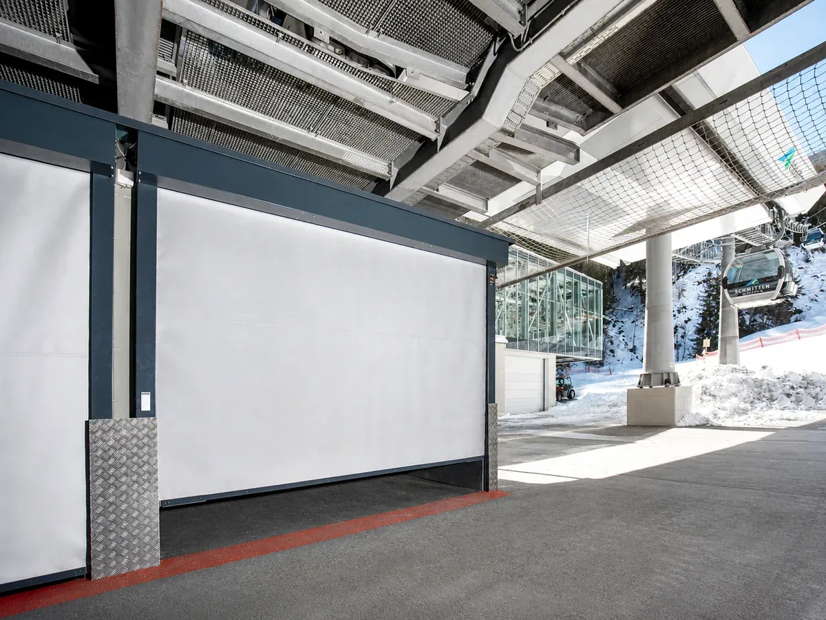 Vertikaler Brandschutzvorhang von Staub + Partner AG